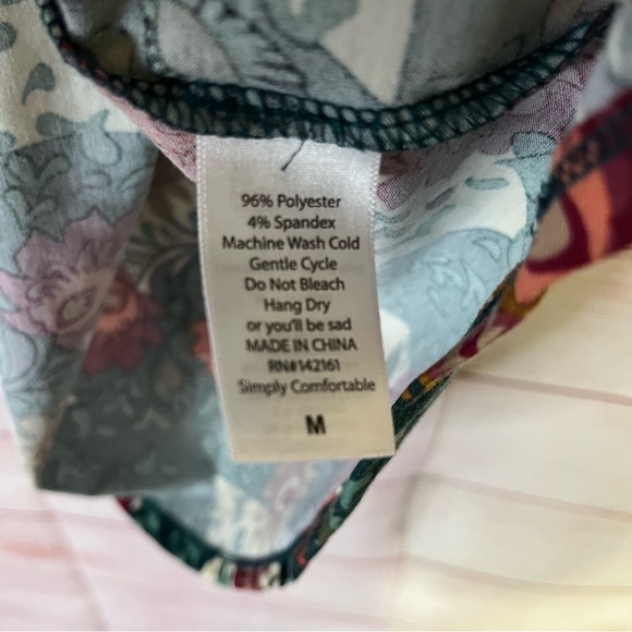 LulaRoe NWT Randy T-Shirt Size Medium - Picture 3 of 5